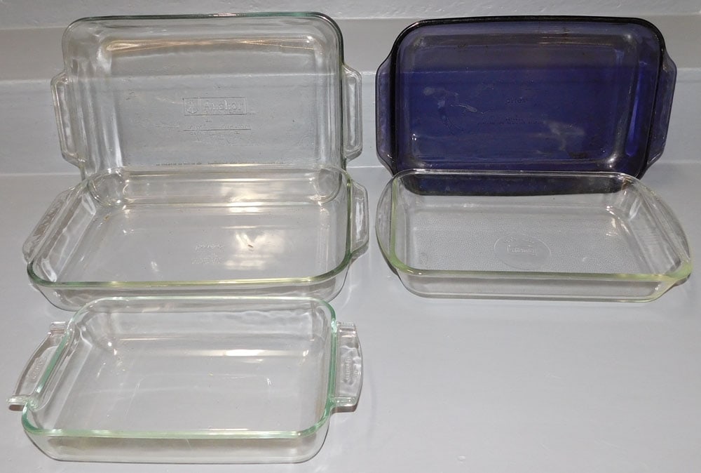 Lot Glass Casserole Dishes: Lot Glass Casserole Dishes. ALL DESCRIPTIONS AND ANY CONDITION STATEMENT GIVEN BY LANGSTON AUCTION GALLERY ARE STRICTLY OPINIONS AND LANGSTON'S SHALL HAVE NO RESPONSIBILITY FOR ERRORS OR OMISSIONS. TH