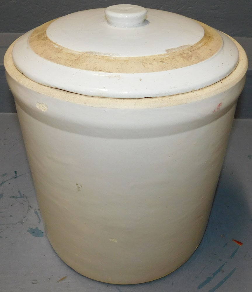 Antique Stone Ware 5 Gallon Crock: Antique Stone Ware 5 Gallon Crock. 14" H ALL DESCRIPTIONS AND ANY CONDITION STATEMENT GIVEN BY LANGSTON AUCTION GALLERY ARE STRICTLY OPINIONS AND LANGSTON'S SHALL HAVE NO RESPONSIBILITY FOR ERRORS OR