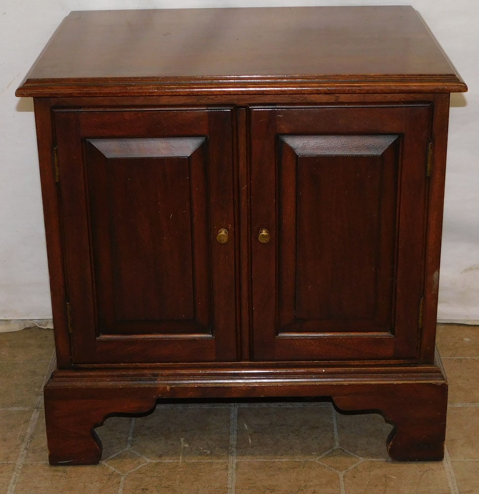 Mahogany 2 Door Night Stand: Mahogany 2 Door Night Stand . 22" W 17" D 22 1/4" H ALL DESCRIPTIONS AND ANY CONDITION STATEMENT GIVEN BY LANGSTON AUCTION GALLERY ARE STRICTLY OPINIONS AND LANGSTON'S SHALL HAVE NO RESPONSIBILITY FOR
