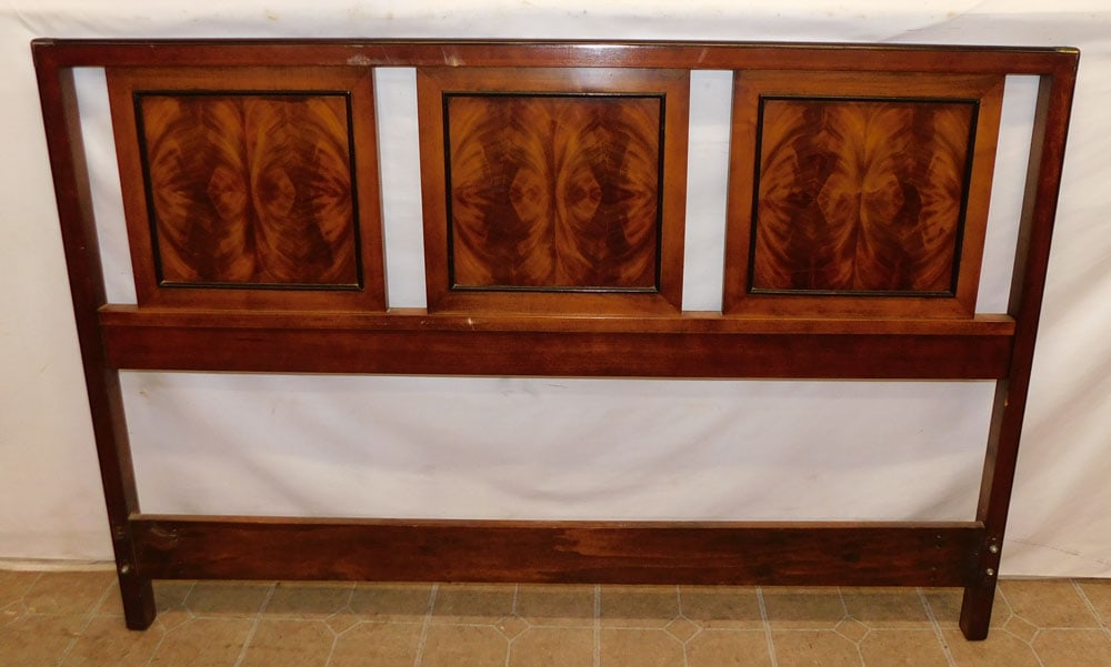 Mahogany Adjustable Queen Size or Double Size Head Board: Mahogany Adjustable Queen Size or Double Size Head Board . 60" x 40" ALL DESCRIPTIONS AND ANY CONDITION STATEMENT GIVEN BY LANGSTON AUCTION GALLERY ARE STRICTLY OPINIONS AND LANGSTON'S SHALL HAVE NO R