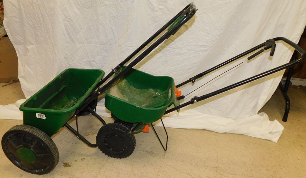 2 Scott's Lawn Fertilizer Spreaders (1 of 3)