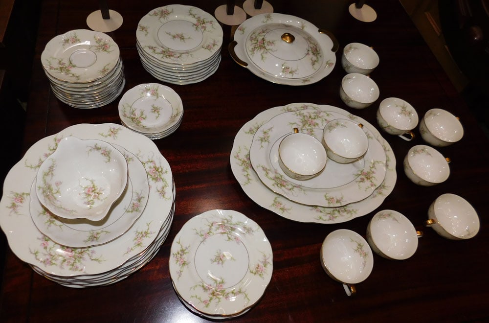 53 Pc Theodore Haviland " Rosalinde": 53 Pc Theodore Haviland " Rosalinde". ALL DESCRIPTIONS AND ANY CONDITION STATEMENT GIVEN BY LANGSTON AUCTION GALLERY ARE STRICTLY OPINIONS AND LANGSTON'S SHALL HAVE NO RESPONSIBILITY FOR ERRORS OR OMI