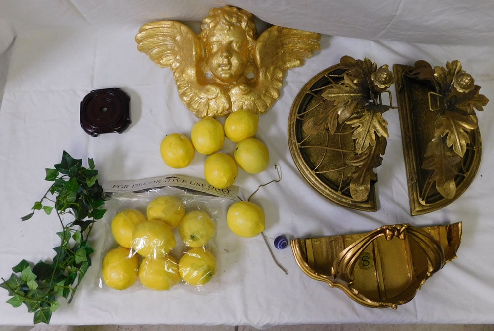 Lot Decorative Items (1 of 3)