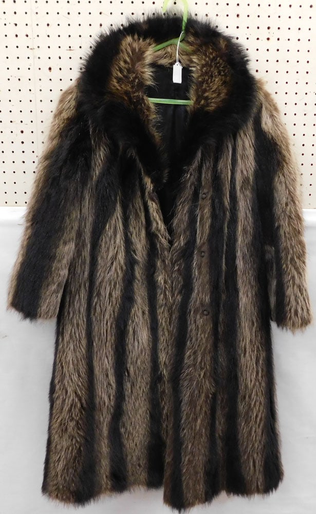 Fur Coat: Fur Coat. 48" H ALL DESCRIPTIONS AND ANY CONDITION STATEMENT GIVEN BY LANGSTON AUCTION GALLERY ARE STRICTLY OPINIONS AND LANGSTON'S SHALL HAVE NO RESPONSIBILITY FOR ERRORS OR OMISSIONS. THE ABSENCE OF