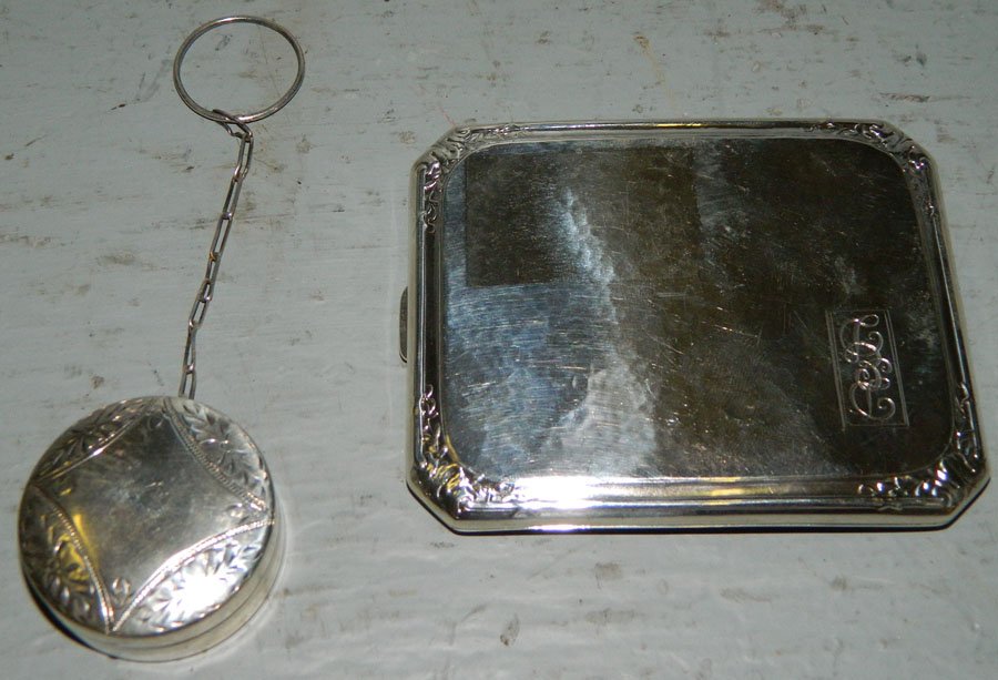 Sterling card holder & sterling pill box. 3.60 t.o: Sterling silver card holder and sterling pill box. 3.60 t.o.