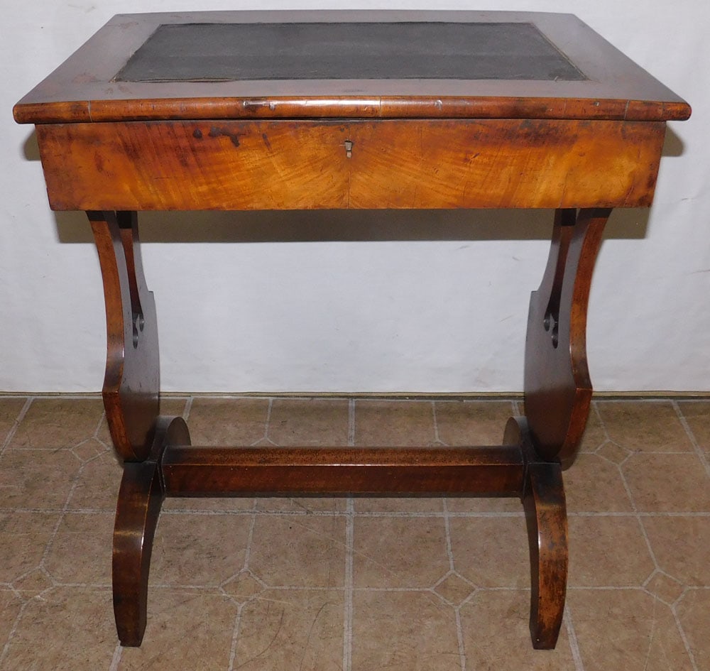 19th Century Walnut Dressing Stand: 19th Century Walnut Dressing Stand. 24" W 16 1/2" D 29 1/2" H ALL DESCRIPTIONS AND ANY CONDITION STATEMENT GIVEN BY LANGSTON AUCTION GALLERY ARE STRICTLY OPINIONS AND LANGSTON'S SHALL HAVE NO RESPONSI