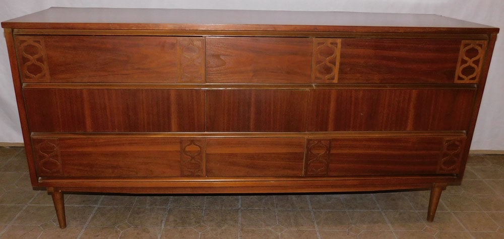 Mid Century Modern Walnut 9 Drawer Credenza: Mid Century Modern Walnut 9 Drawer Credenza. 64 1/2" W 18 1/4" D 31 1/4" H ALL DESCRIPTIONS AND ANY CONDITION STATEMENT GIVEN BY LANGSTON AUCTION GALLERY ARE STRICTLY OPINIONS AND LANGSTON'S SHALL HAV