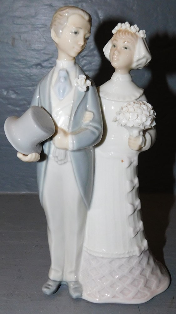 Lladro Figurine: Lladro Figurine. 7 1/2" H ALL DESCRIPTIONS AND ANY CONDITION STATEMENT GIVEN BY LANGSTON AUCTION GALLERY ARE STRICTLY OPINIONS AND LANGSTON'S SHALL HAVE NO RESPONSIBILITY FOR ERRORS OR OMISSIONS. THE 