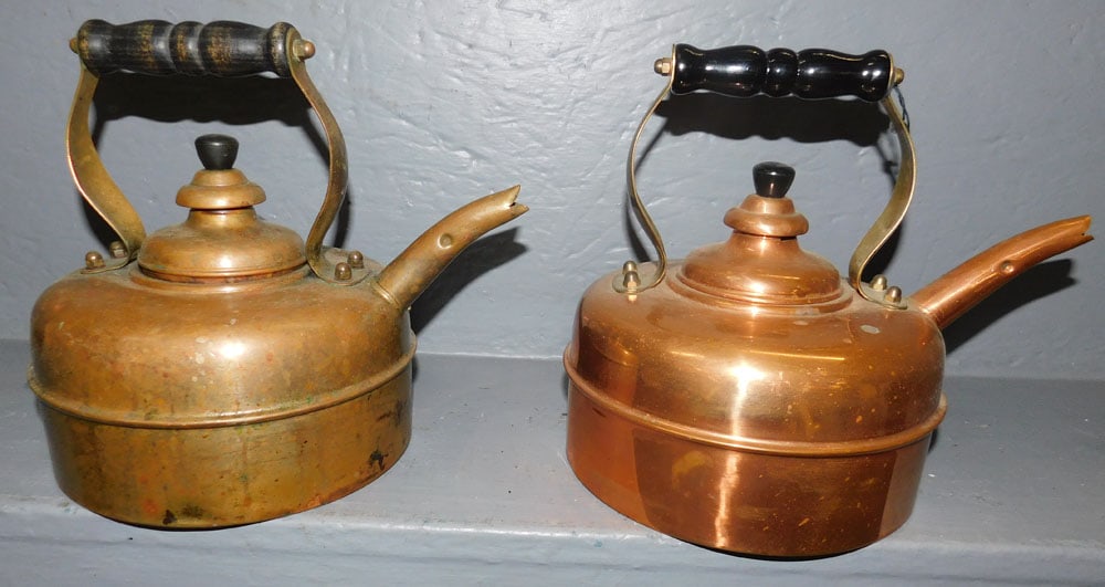 2 Antique Copper Kettles : 2 Antique Copper Kettles . Up to 9" H ALL DESCRIPTIONS AND ANY CONDITION STATEMENT GIVEN BY LANGSTON AUCTION GALLERY ARE STRICTLY OPINIONS AND LANGSTON'S SHALL HAVE NO RESPONSIBILITY FOR ERRORS OR OMI