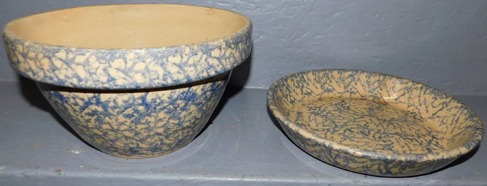 2 Pieces of Spongeware Pottery: 2 Pieces of Spongeware Pottery. Up to 9 1/2" Dia. 5 1/2" H ALL DESCRIPTIONS AND ANY CONDITION STATEMENT GIVEN BY LANGSTON AUCTION GALLERY ARE STRICTLY OPINIONS AND LANGSTON'S SHALL HAVE NO RESPONSIBIL