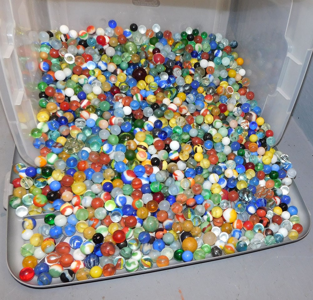 Lot of Marbles: Lot of Marbles. ALL DESCRIPTIONS AND ANY CONDITION STATEMENT GIVEN BY LANGSTON AUCTION GALLERY ARE STRICTLY OPINIONS AND LANGSTON'S SHALL HAVE NO RESPONSIBILITY FOR ERRORS OR OMISSIONS. THE ABSENCE OF