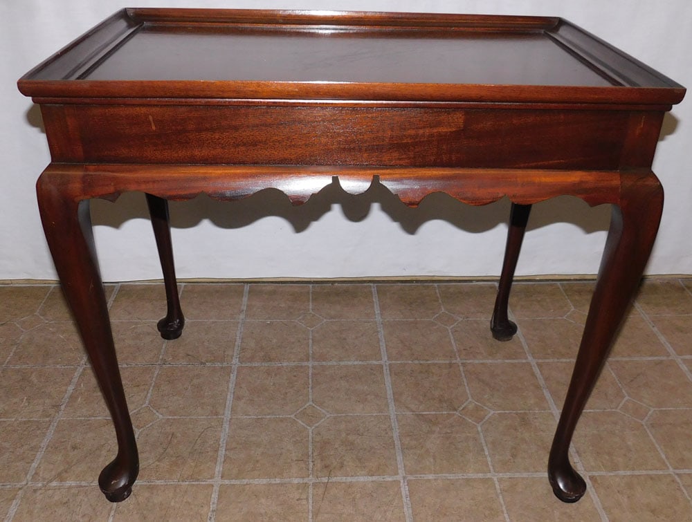 Mahogany Queen Anne Tea Table : Mahogany Queen Anne Tea Table . 30 1/2" W 19 1/4" D 26 1/2" H ALL DESCRIPTIONS AND ANY CONDITION STATEMENT GIVEN BY LANGSTON AUCTION GALLERY ARE STRICTLY OPINIONS AND LANGSTON'S SHALL HAVE NO RESPONSI