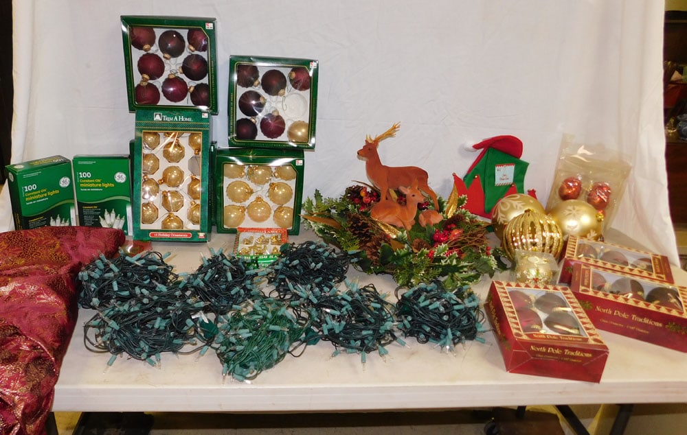 Lot Christmas Decorations: Lot Christmas Decorations. ALL DESCRIPTIONS AND ANY CONDITION STATEMENT GIVEN BY LANGSTON AUCTION GALLERY ARE STRICTLY OPINIONS AND LANGSTON'S SHALL HAVE NO RESPONSIBILITY FOR ERRORS OR OMISSIONS. THE