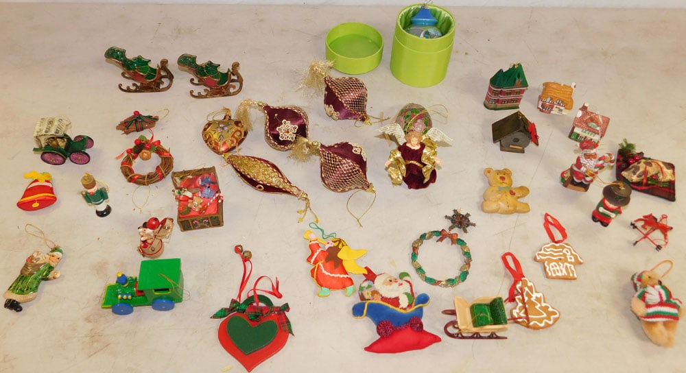 Lot Christmas Ornaments: Lot Christmas Ornaments. ALL DESCRIPTIONS AND ANY CONDITION STATEMENT GIVEN BY LANGSTON AUCTION GALLERY ARE STRICTLY OPINIONS AND LANGSTON'S SHALL HAVE NO RESPONSIBILITY FOR ERRORS OR OMISSIONS. THE A