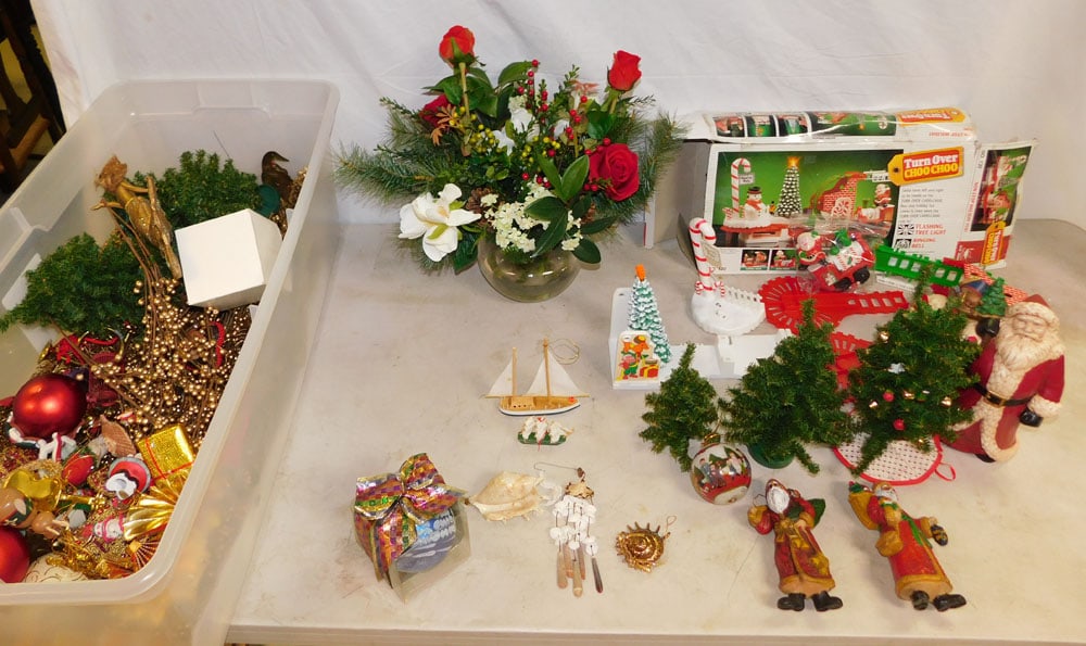 Lot Christmas Decorations: Lot Christmas Decorations. ALL DESCRIPTIONS AND ANY CONDITION STATEMENT GIVEN BY LANGSTON AUCTION GALLERY ARE STRICTLY OPINIONS AND LANGSTON'S SHALL HAVE NO RESPONSIBILITY FOR ERRORS OR OMISSIONS. THE