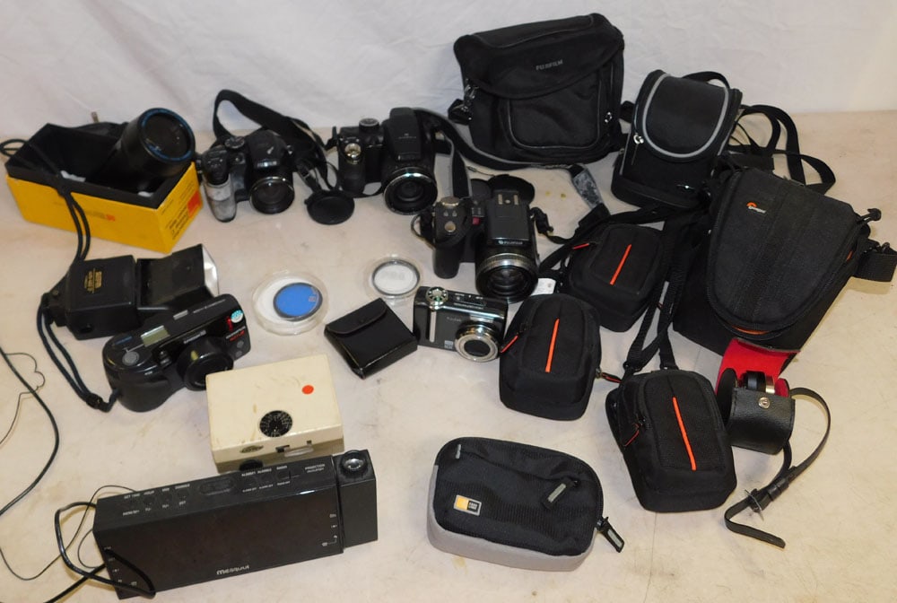 Lot Cameras & Accessories: Lot Cameras & Accessories. ALL DESCRIPTIONS AND ANY CONDITION STATEMENT GIVEN BY LANGSTON AUCTION GALLERY ARE STRICTLY OPINIONS AND LANGSTON'S SHALL HAVE NO RESPONSIBILITY FOR ERRORS OR OMISSIONS. THE