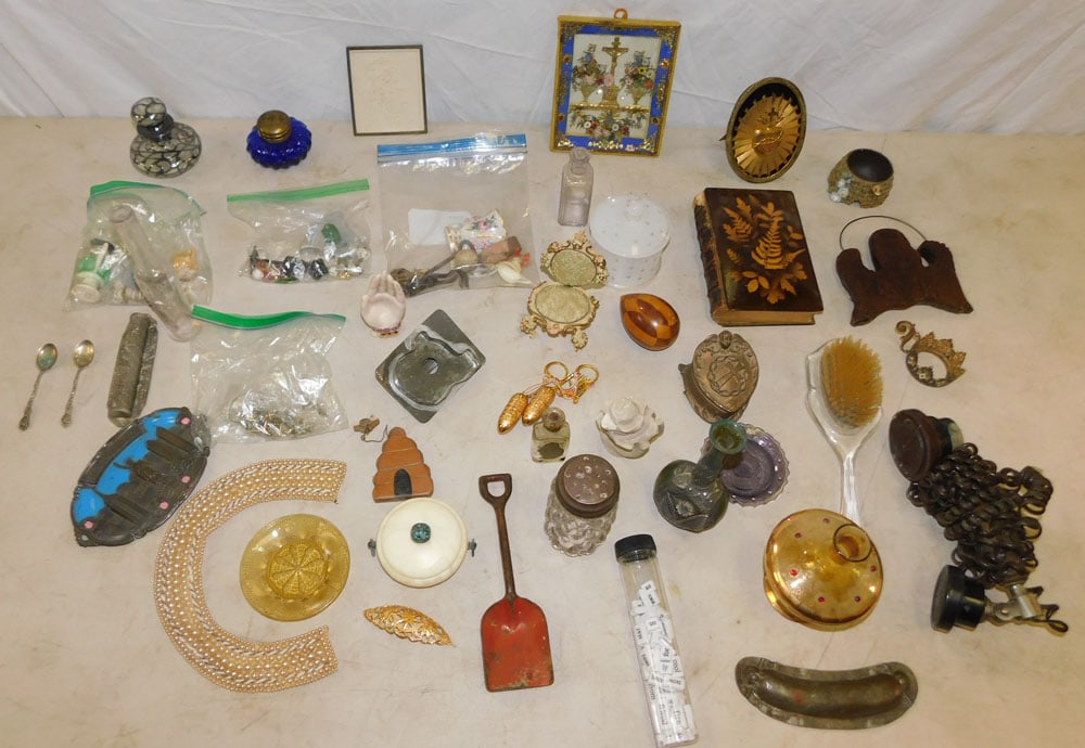 Lot Antique Dresser Bottles & Misc. Items (1 of 4)