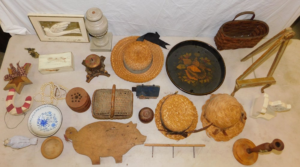 Lot Hats - Baskets - Trays - Pig Wooden Cutting Board (1 of 3)