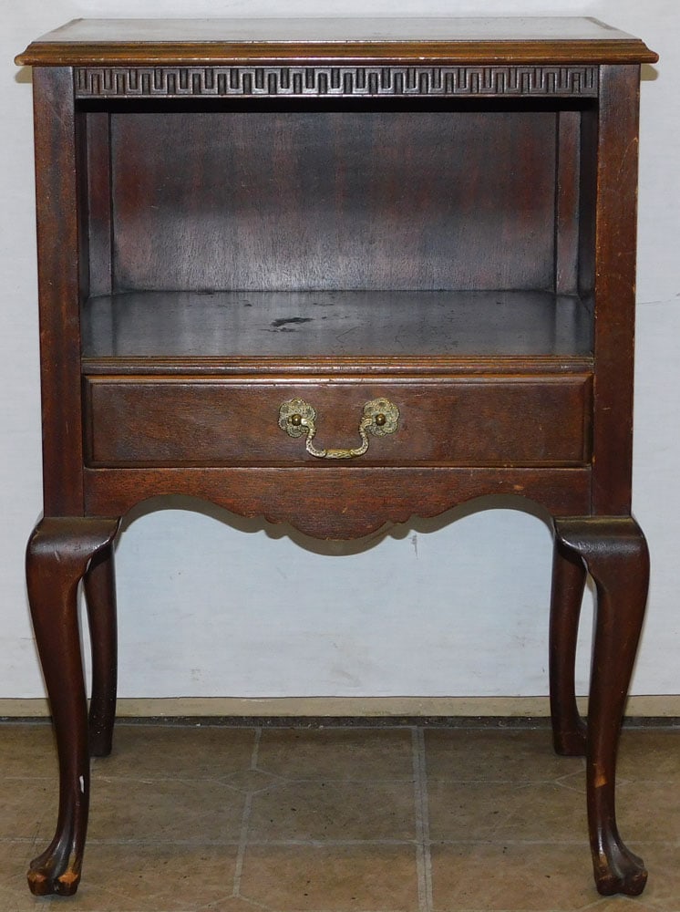 Mahogany One Drawer Night Stand: Mahogany One Drawer Night Stand. 19" x 14 1/2" ALL DESCRIPTIONS AND ANY CONDITION STATEMENT GIVEN BY LANGSTON AUCTION GALLERY ARE STRICTLY OPINIONS AND LANGSTON'S SHALL HAVE NO RESPONSIBILITY FOR ERRO
