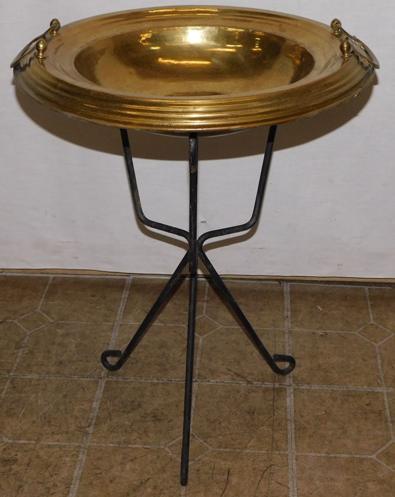 Brass Bowl On Wrought Iron Stand: Brass Bowl On Wrought Iron Stand. 18 1/4" Dia 23 1/4" H ALL DESCRIPTIONS AND ANY CONDITION STATEMENT GIVEN BY LANGSTON AUCTION GALLERY ARE STRICTLY OPINIONS AND LANGSTON'S SHALL HAVE NO RESPONSIBILITY