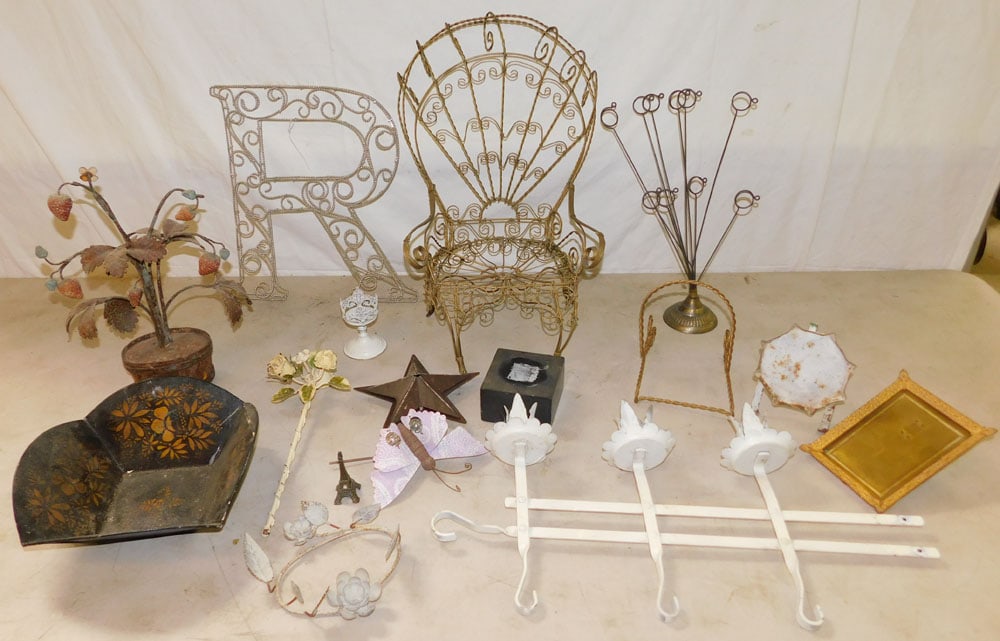 Lot Metal Ware: Lot Metal Ware . ALL DESCRIPTIONS AND ANY CONDITION STATEMENT GIVEN BY LANGSTON AUCTION GALLERY ARE STRICTLY OPINIONS AND LANGSTON'S SHALL HAVE NO RESPONSIBILITY FOR ERRORS OR OMISSIONS. THE ABSENCE O