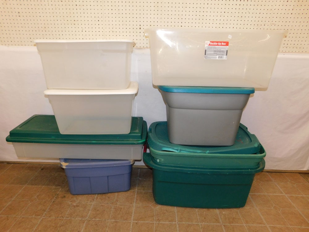 Lot Plastic Containers (1 of 1)