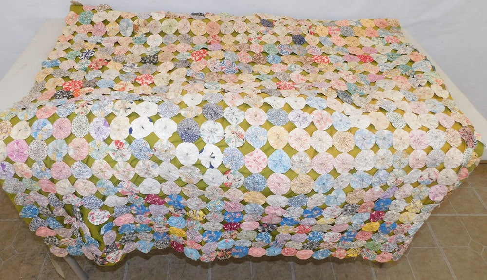 Hand Made Yo-Yo Quilt (1 of 2)