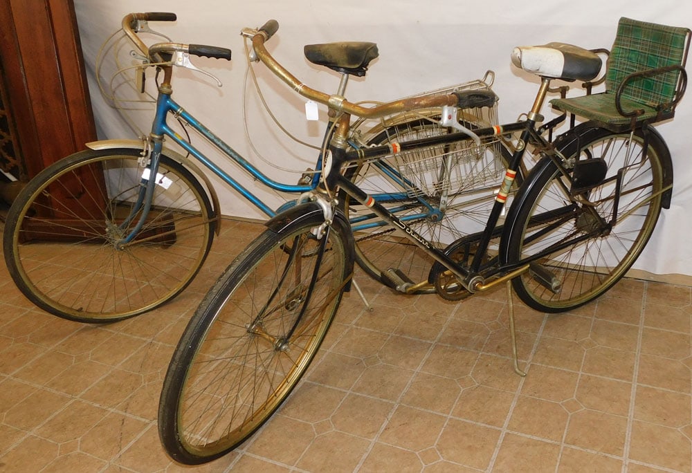 Two Vintage Schwinn Men's & Ladies Bikes: Two Vintage Schwinn Men's & Ladies Bikes. ALL DESCRIPTIONS AND ANY CONDITION STATEMENT GIVEN BY LANGSTON AUCTION GALLERY ARE STRICTLY OPINIONS AND LANGSTON'S SHALL HAVE NO RESPONSIBILITY FOR ERRORS OR