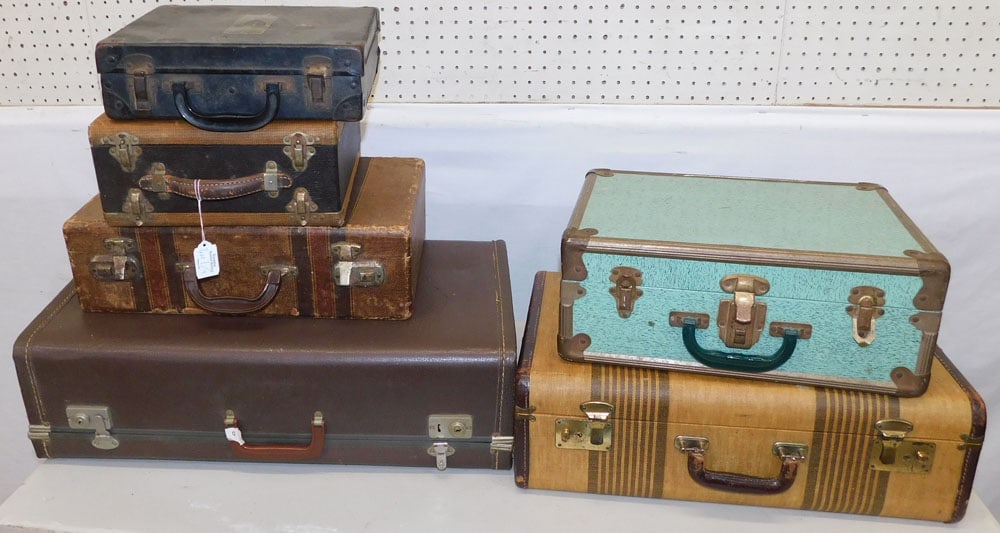 Lot Vintage Luggage: Lot Vintage Luggage. Up to: 25 1/4" W 14" D 8" H ALL DESCRIPTIONS AND ANY CONDITION STATEMENT GIVEN BY LANGSTON AUCTION GALLERY ARE STRICTLY OPINIONS AND LANGSTON'S SHALL HAVE NO RESPONSIBILITY FOR ER