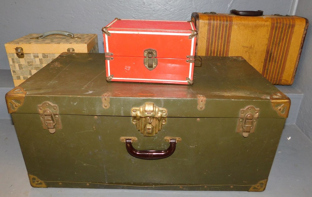 Vintage Luggage - Make up Cases - Foot Locker: Vintage Luggage - Make up Cases - Foot Locker. Up to: 27 1/2" W 16" D 12 1/2" H ALL DESCRIPTIONS AND ANY CONDITION STATEMENT GIVEN BY LANGSTON AUCTION GALLERY ARE STRICTLY OPINIONS AND LANGSTON'S SHAL