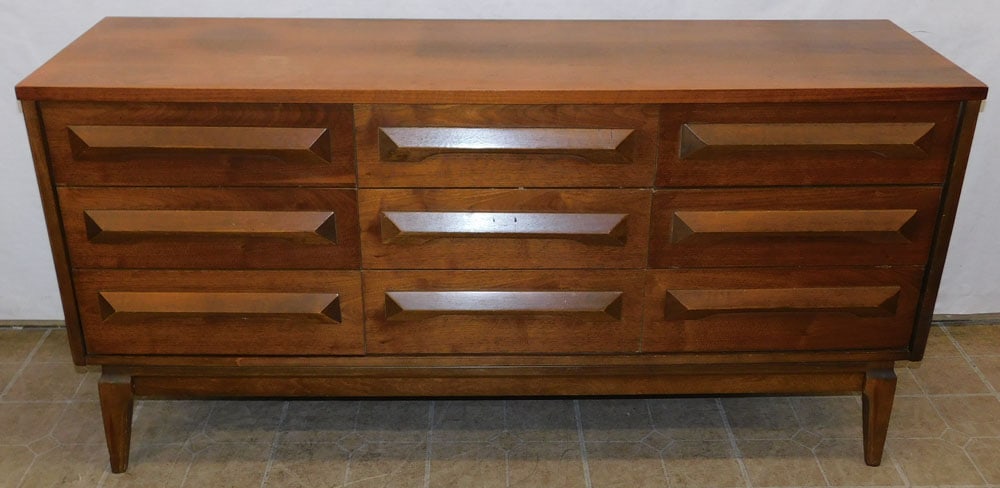 Mid Century Modern Walnut Nine Drawer Credenza: Mid Century Modern Walnut Nine Drawer Credenza . 60 1/4" W 17 1/2" D 30 1/4" H ALL DESCRIPTIONS AND ANY CONDITION STATEMENT GIVEN BY LANGSTON AUCTION GALLERY ARE STRICTLY OPINIONS AND LANGSTON'S SHALL