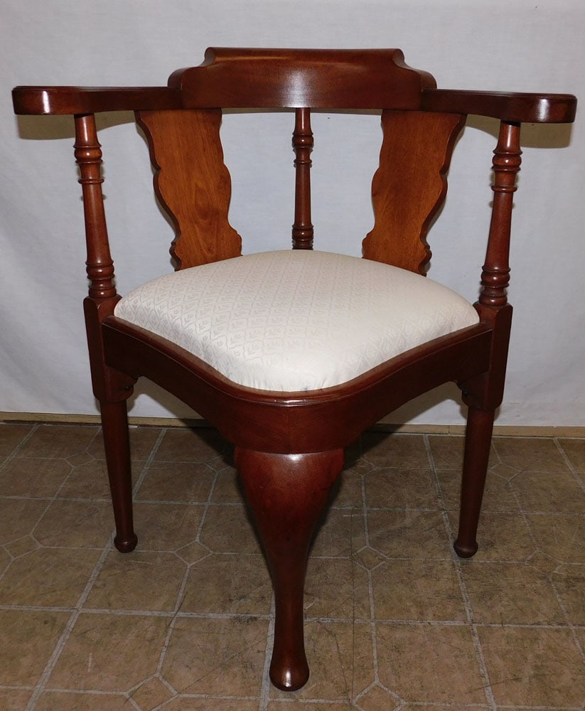 Mahogany Queen Ann Style Corner Chair: Mahogany Queen Ann Style Corner Chair. 32 1/4" H ALL DESCRIPTIONS AND ANY CONDITION STATEMENT GIVEN BY LANGSTON AUCTION GALLERY ARE STRICTLY OPINIONS AND LANGSTON'S SHALL HAVE NO RESPONSIBILITY FOR ER