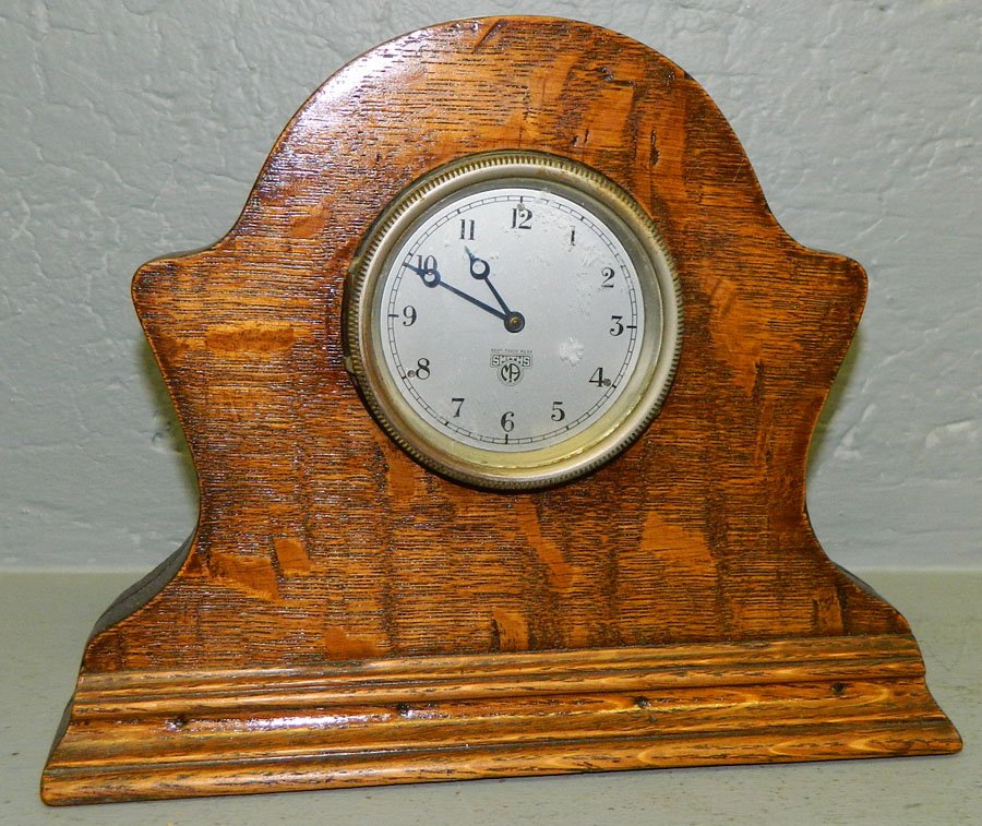 Oak 8 day Smith's of England shelf clock: Oak 8 day shelf clock with swing out movement. Signed "Smith's of England". 9 3/4" x 8 1/4".