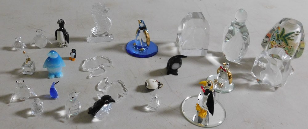 Lot of Glass Penguin Figurines & Reverse Painted Oriental Snuff Bottle (1 of 5)