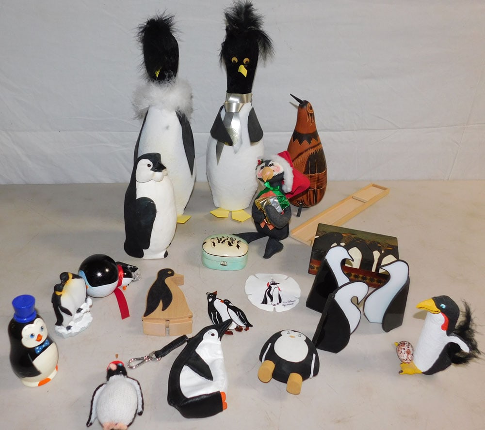 Lot of Decorative Penguin Items: Lot of Decorative Penguin Items. "ALL DESCRIPTIONS AND ANY CONDITION STATEMENT GIVEN BY LANGSTON AUCTION GALLERY ARE STRICTLY OPINIONS AND LANGSTON'S SHALL HAVE NO RESPONSIBILITY FOR ERRORS OR OMISSIO