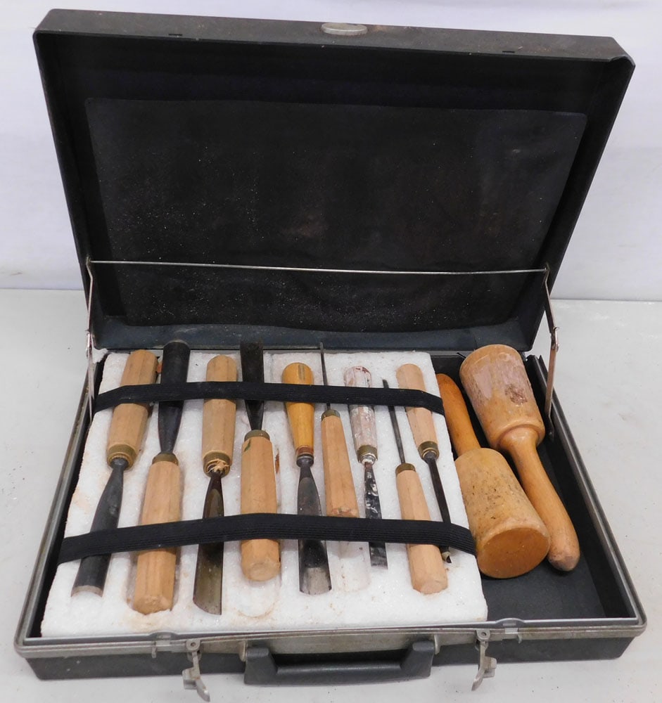 Lot Wood Carvers Tools In Box (1 of 3)