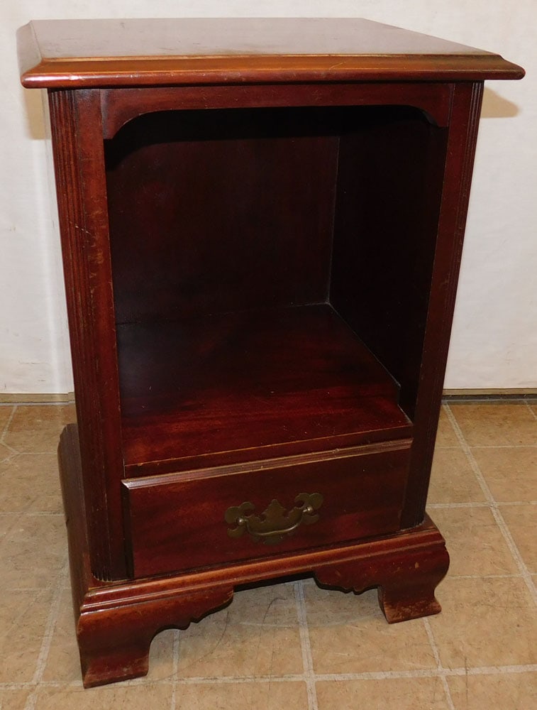 Mahogany One Drawer Night Stand By Hungerford: Mahogany One Drawer Night Stand By Hungerford. 17" W 14" D 26" H "ALL DESCRIPTIONS AND ANY CONDITION STATEMENT GIVEN BY LANGSTON AUCTION GALLERY ARE STRICTLY OPINIONS AND LANGSTON'S SHALL HAVE NO RESP