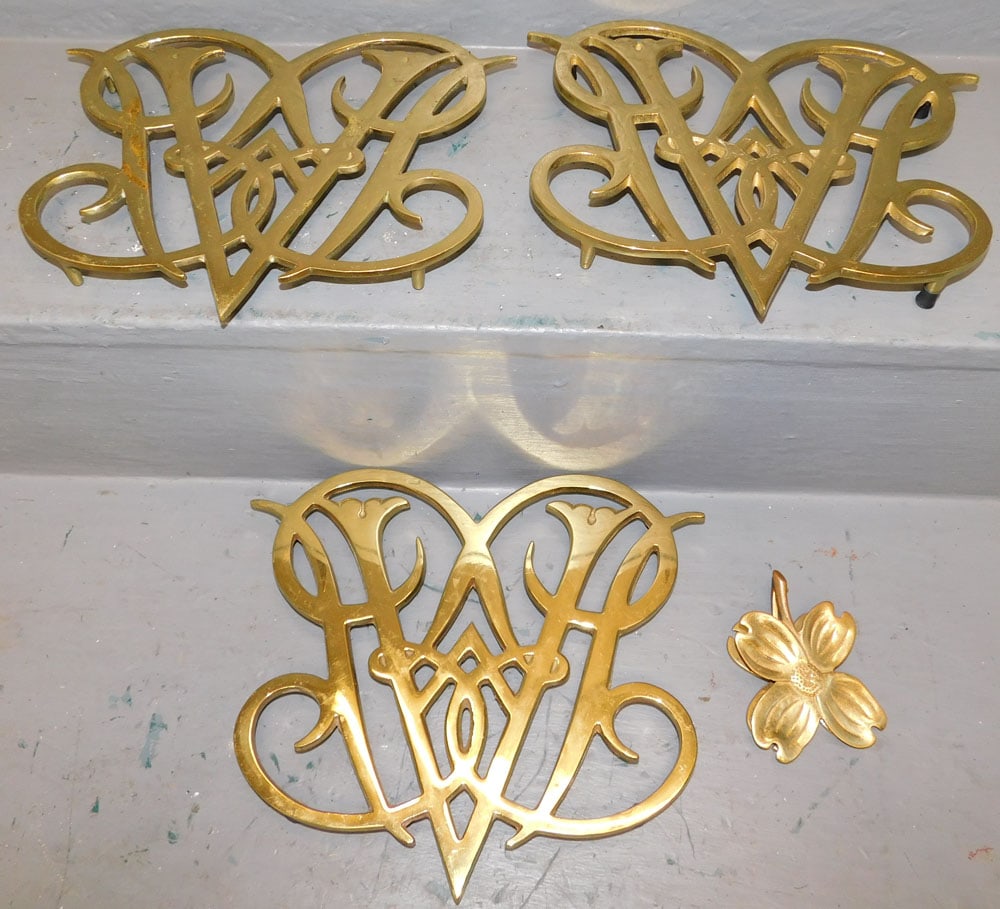 Lot Three Virginia Metalcrafters Brass Trivets & Clip (1 of 4)