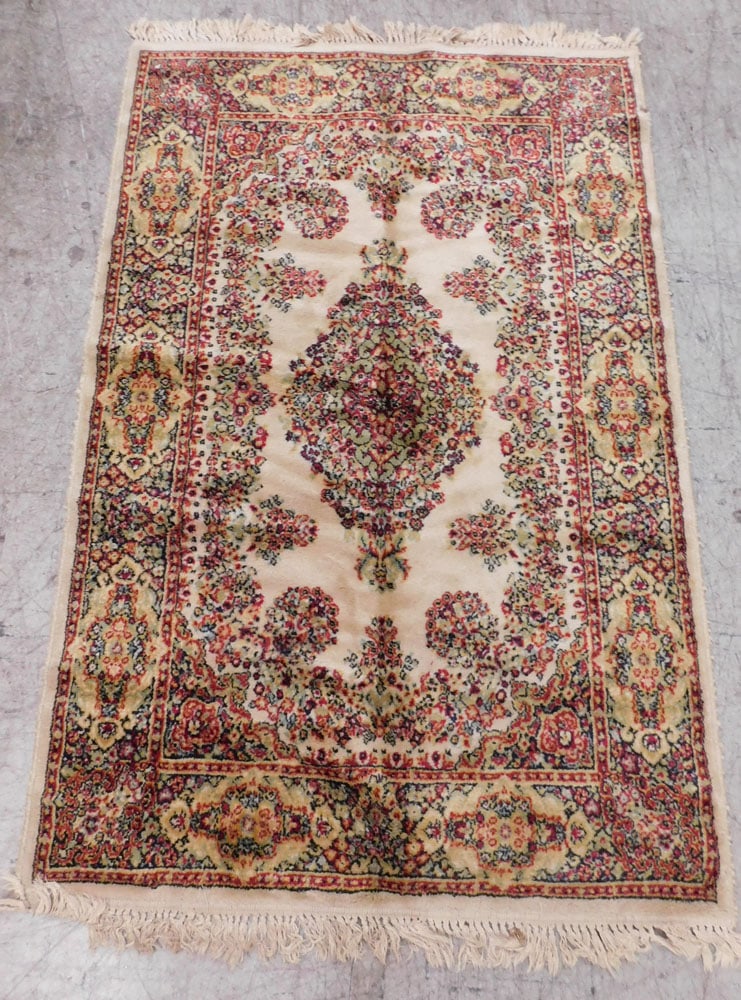 3' 11" X 6' 2" Machine Made Rug (1 of 5)