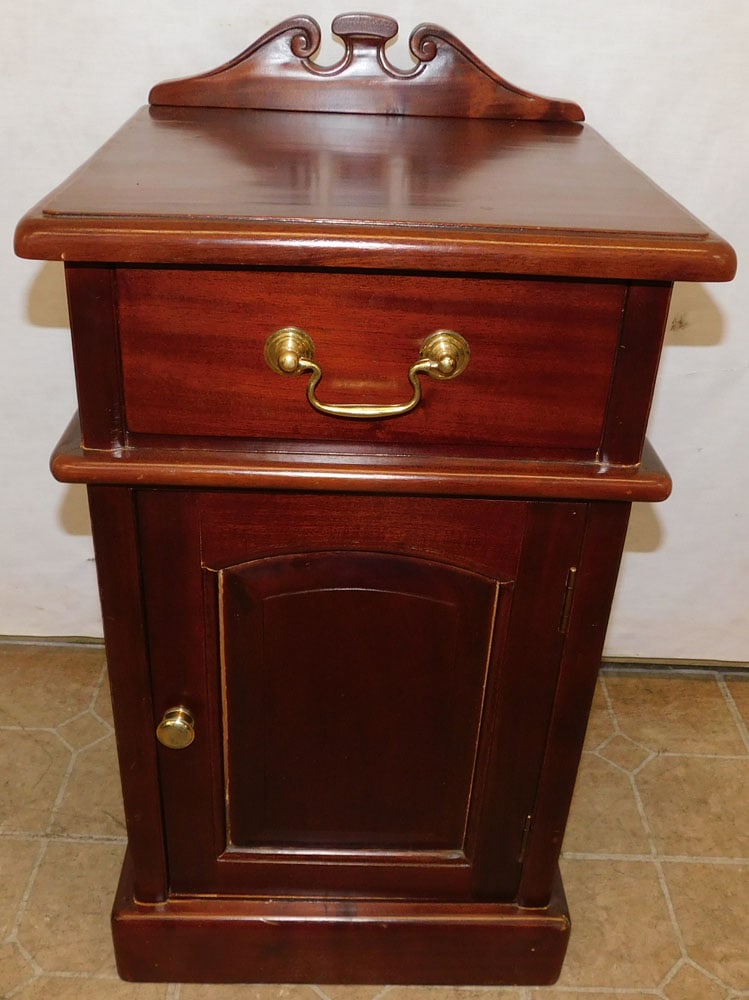 Mahogany 1 Drawer Night Stand with 1 Door (1 of 6)