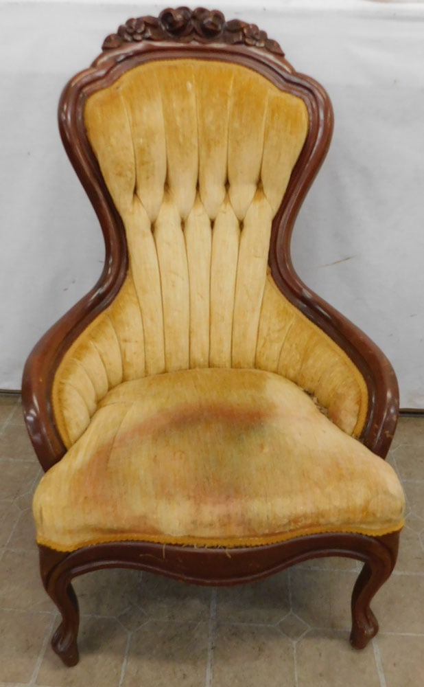 Carved Mahogany Victorian Style Chair: Carved Mahogany Victorian Style Chair. 41 1/4" H ALL DESCRIPTIONS AND ANY CONDITION STATEMENT GIVEN BY LANGSTON AUCTION GALLERY ARE STRICTLY OPINIONS AND LANGSTON'S SHALL HAVE NO RESPONSIBILITY FOR ER