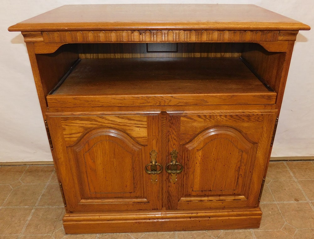 Oak 2 Door Cabinet: Oak 2 Door Cabinet . 31" W 18" D 31 1/4" H ALL DESCRIPTIONS AND ANY CONDITION STATEMENT GIVEN BY LANGSTON AUCTION GALLERY ARE STRICTLY OPINIONS AND LANGSTON'S SHALL HAVE NO RESPONSIBILITY FOR ERRORS O