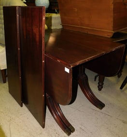 Mahogany Drop-Leaf Dining Table with 3 Leaves