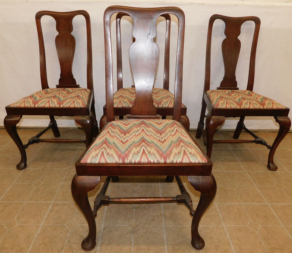 Set of 4 Mahogany Queen Anne Dining Chairs: Set of 4 Mahogany Queen Anne Dining Chairs . 38 3/4" H ALL DESCRIPTIONS AND ANY CONDITION STATEMENT GIVEN BY LANGSTON AUCTION GALLERY ARE STRICTLY OPINIONS AND LANGSTON'S SHALL HAVE NO RESPONSIBILITY