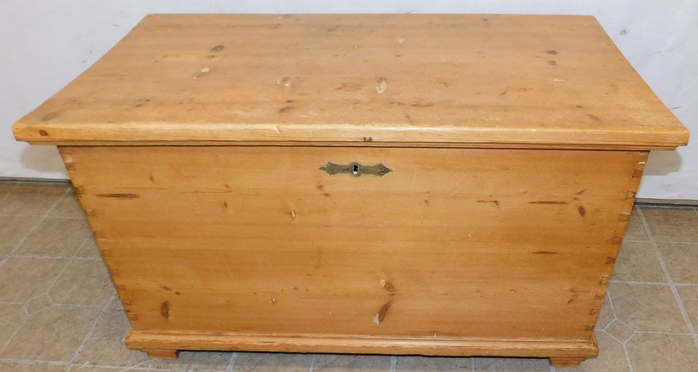 Scrub Pine Dovetailed Blanket Chest (1 of 6)