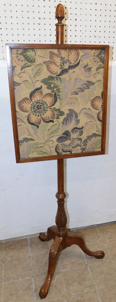 Carved Oak Firescreen: Carved Oak Firescreen. 51" H ALL DESCRIPTIONS AND ANY CONDITION STATEMENT GIVEN BY LANGSTON AUCTION GALLERY ARE STRICTLY OPINIONS AND LANGSTON'S SHALL HAVE NO RESPONSIBILITY FOR ERRORS OR OMISSIONS. T