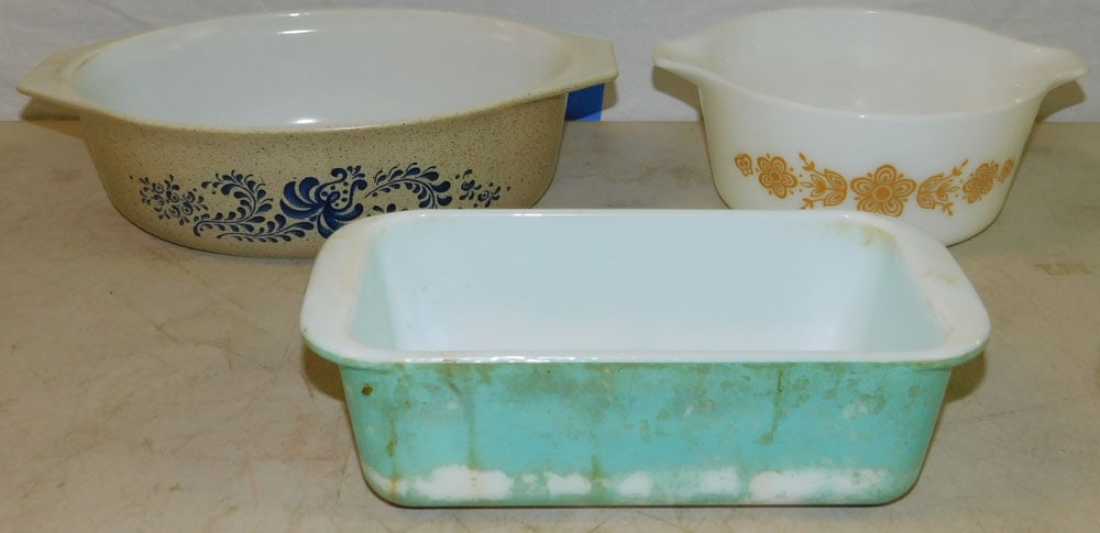 Lot of Vintage Pyrex: Lot of Vintage Pyrex. ALL DESCRIPTIONS AND ANY CONDITION STATEMENT GIVEN BY LANGSTON AUCTION GALLERY ARE STRICTLY OPINIONS AND LANGSTON'S SHALL HAVE NO RESPONSIBILITY FOR ERRORS OR OMISSIONS. THE ABSE