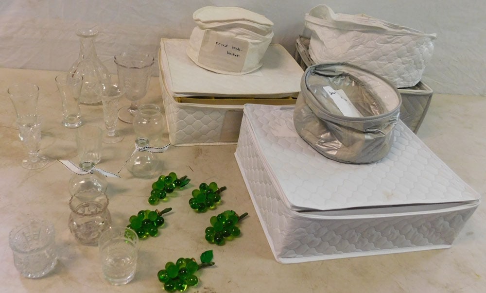 Lot of Glass Items & Storage Pouches: Lot of Glass Items & Storage Pouches. ALL DESCRIPTIONS AND ANY CONDITION STATEMENT GIVEN BY LANGSTON AUCTION GALLERY ARE STRICTLY OPINIONS AND LANGSTON'S SHALL HAVE NO RESPONSIBILITY FOR ERRORS OR OMI