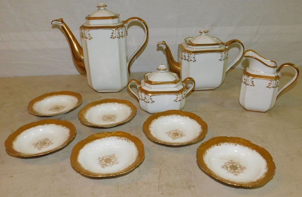 Lot of Antique French Porcelain China: Lot of Antique French Porcelain China. ALL DESCRIPTIONS AND ANY CONDITION STATEMENT GIVEN BY LANGSTON AUCTION GALLERY ARE STRICTLY OPINIONS AND LANGSTON'S SHALL HAVE NO RESPONSIBILITY FOR ERRORS OR OM