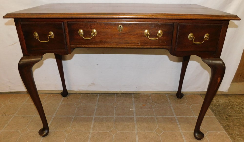 Mahogany Queen Anne Style Dressing Table by Henkel Harris (1 of 6)